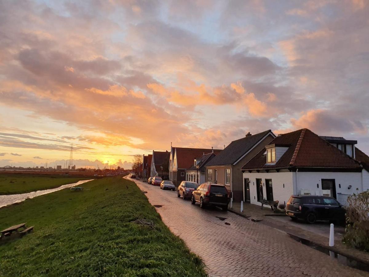 Very In Durgerdam, With Private Garden, Free Parking, Pets Allowed Holiday home *