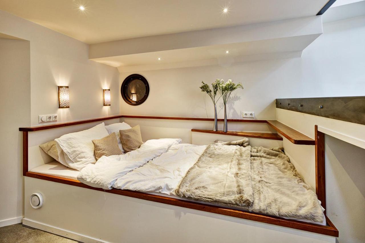 A304 Romantic Seaship In Center *