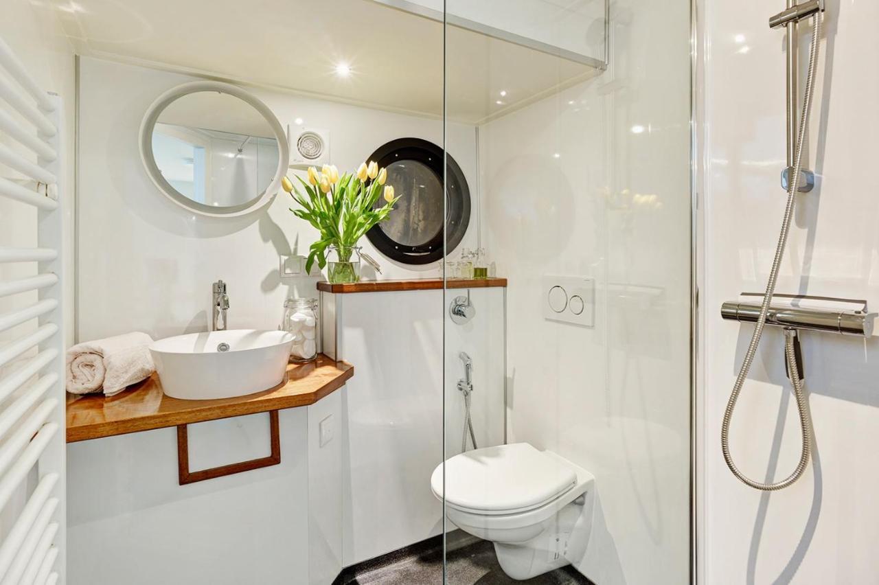 A304 Romantic Seaship In Center Botel *