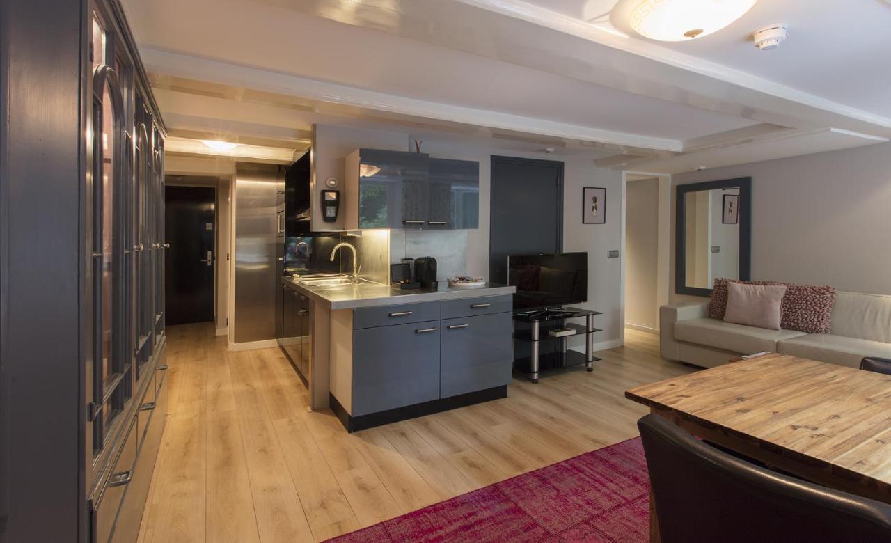 Dutch Masters Short Apartment *