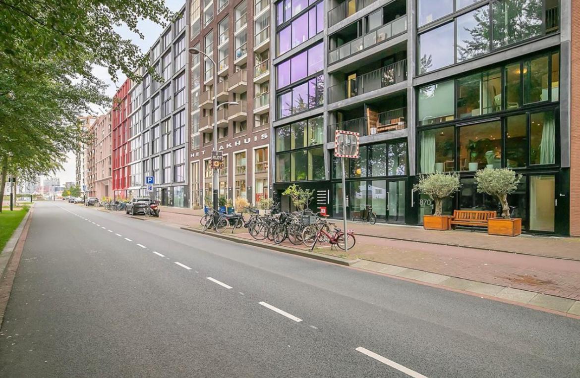 Luxurious Studio Only 15 Minutes From Center