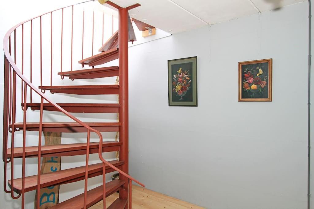 Apartment Warehouse In Spacious Industrial Workshop *