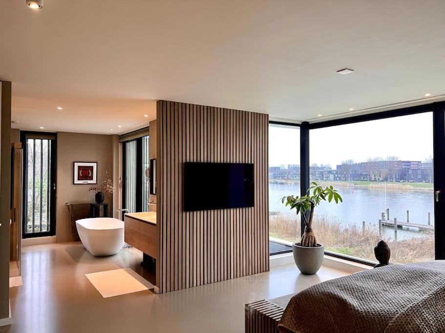 Luxury Waterfrontvilla Villa