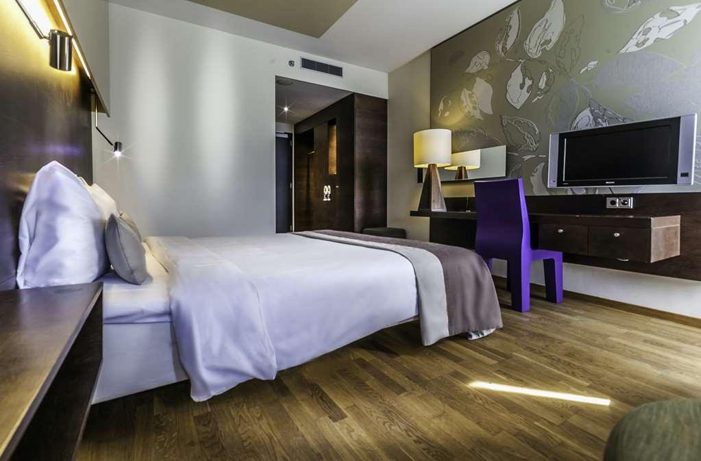 Artemis Hotel