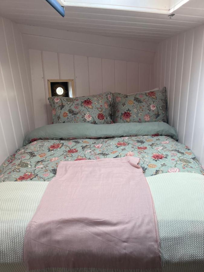 Apartamento Skinny Bridge Houseboat Amstel View Amesterdão
