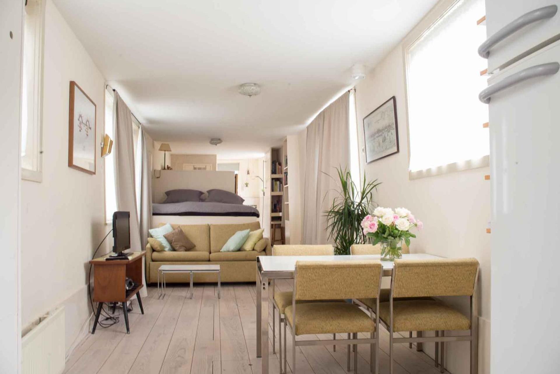 Botel Houseboat Bnb The Floating Nest Amsterdam