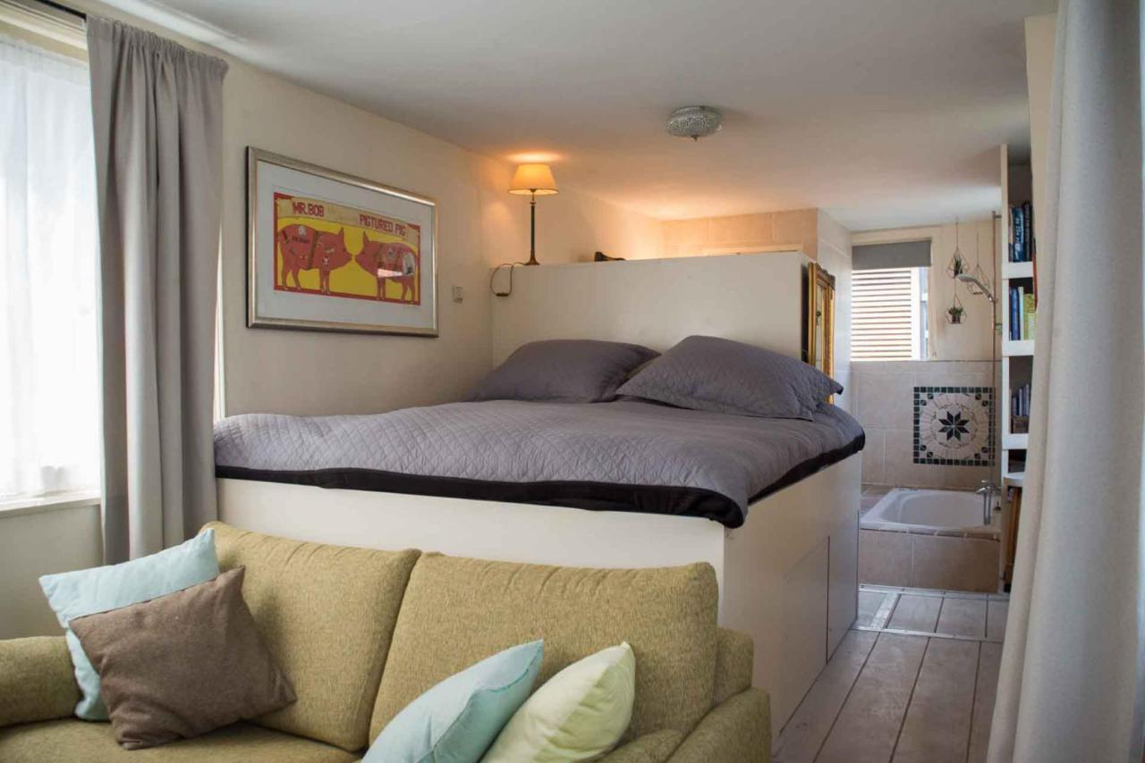 Botel Houseboat Bnb The Floating Nest *