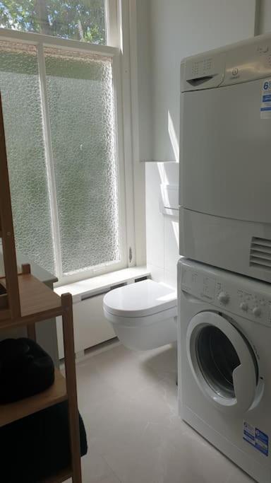 - Bright, Canal-side, Central, Renovated 1br Amsterdam