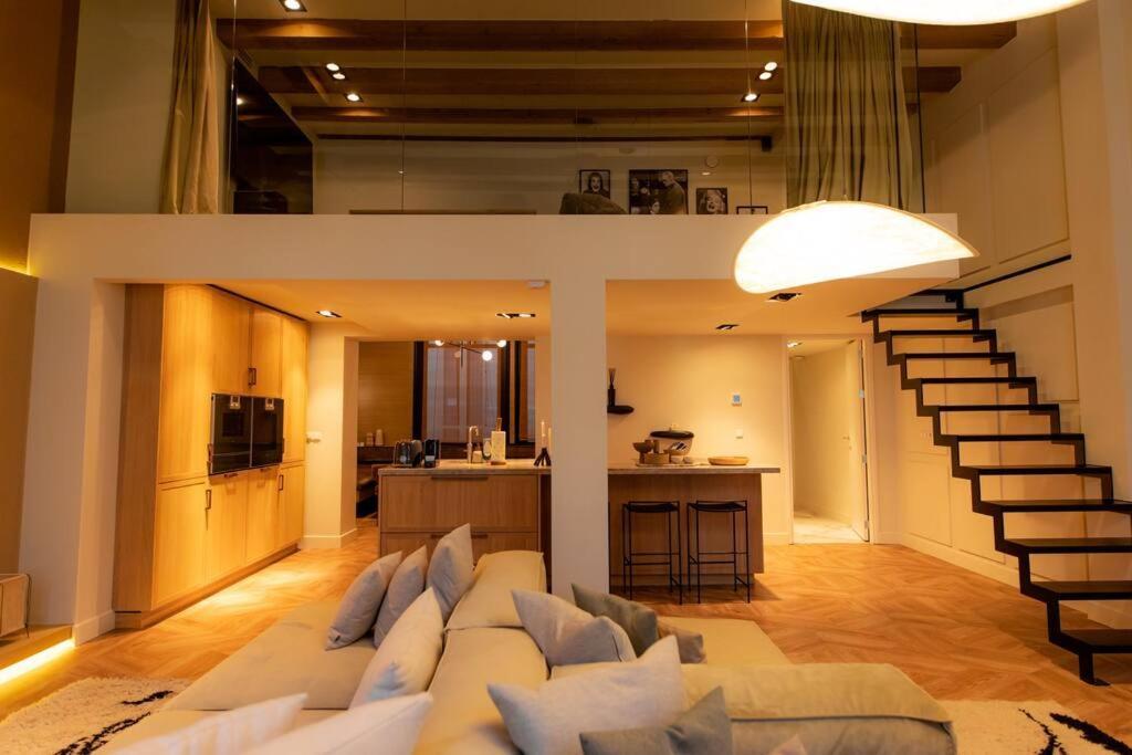 Newly Renovated Luxurious 200 Sqm Loft In Centre Apartment *