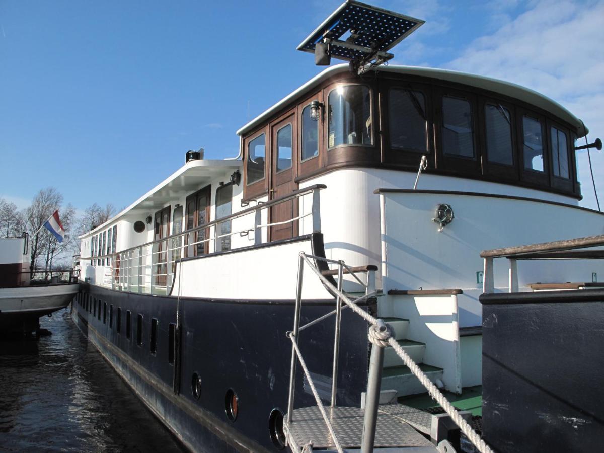 Sailing Hotel *