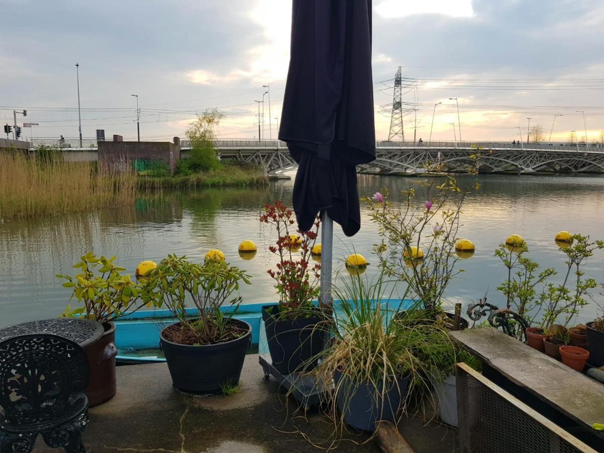 Bed & Breakfast Whole Wheelhouse Euphrate Houseboat Amsterdam
