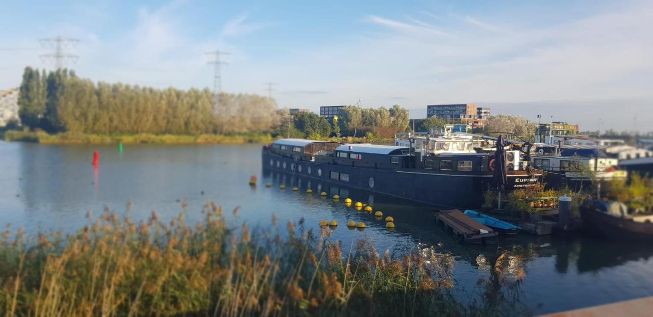 Bed & Breakfast Whole Wheelhouse Euphrate Houseboat Amsterdam