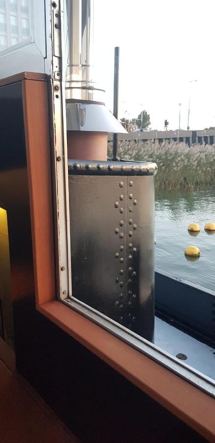 Bed & Breakfast Whole Wheelhouse Euphrate Houseboat Amsterdam