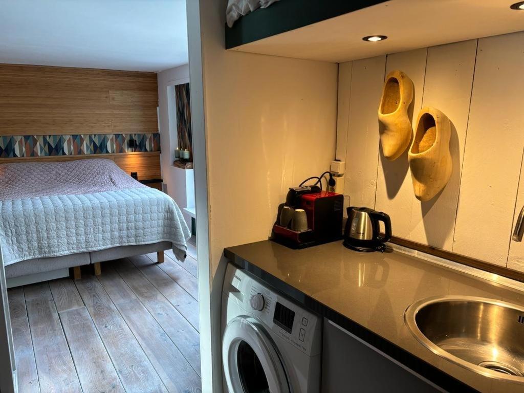 Couette-café Luxury On Robs Houseboat Special For Couples Amsterdam