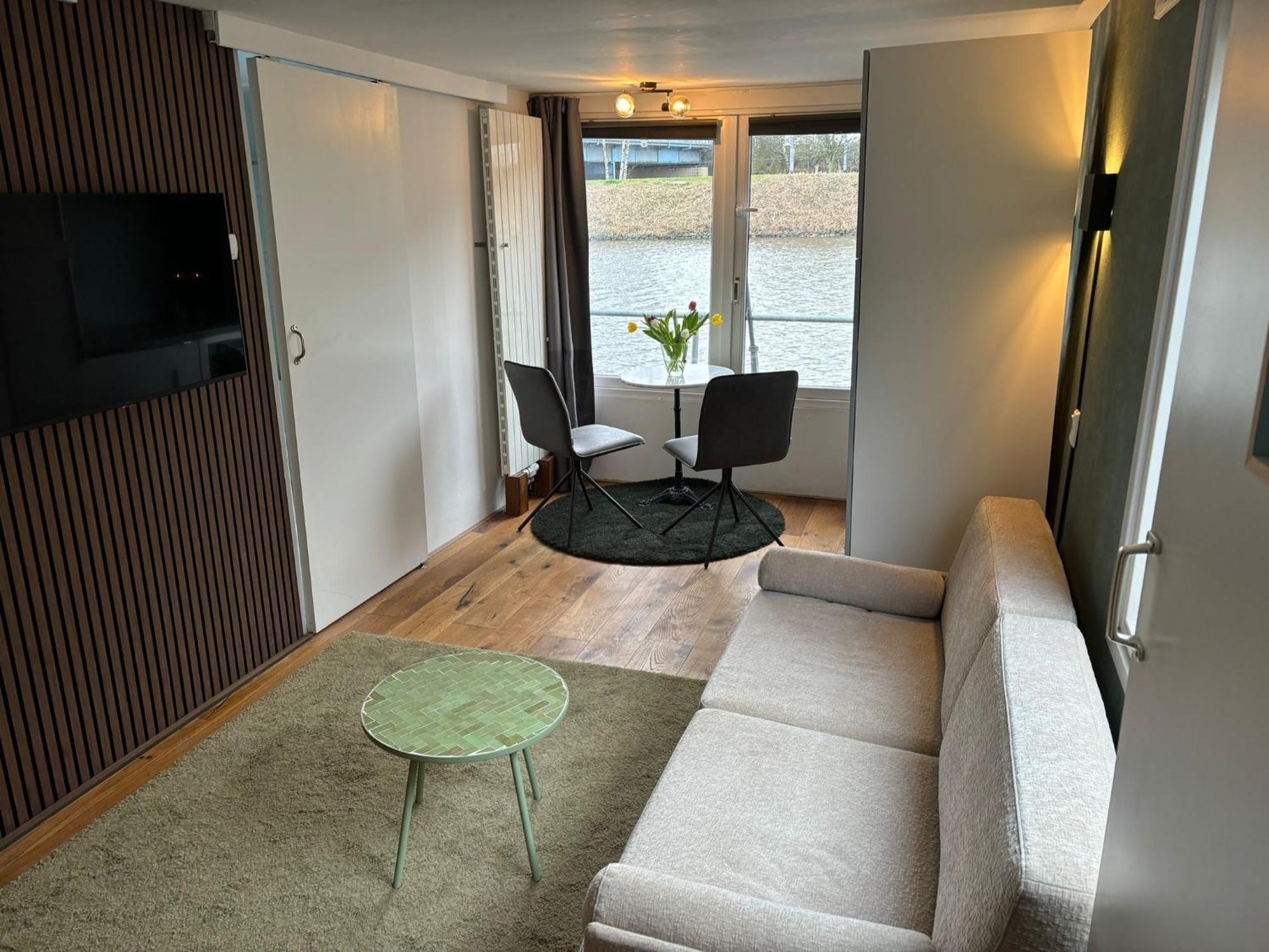 Bed & Breakfast Luxury On Robs Houseboat Special For Couples