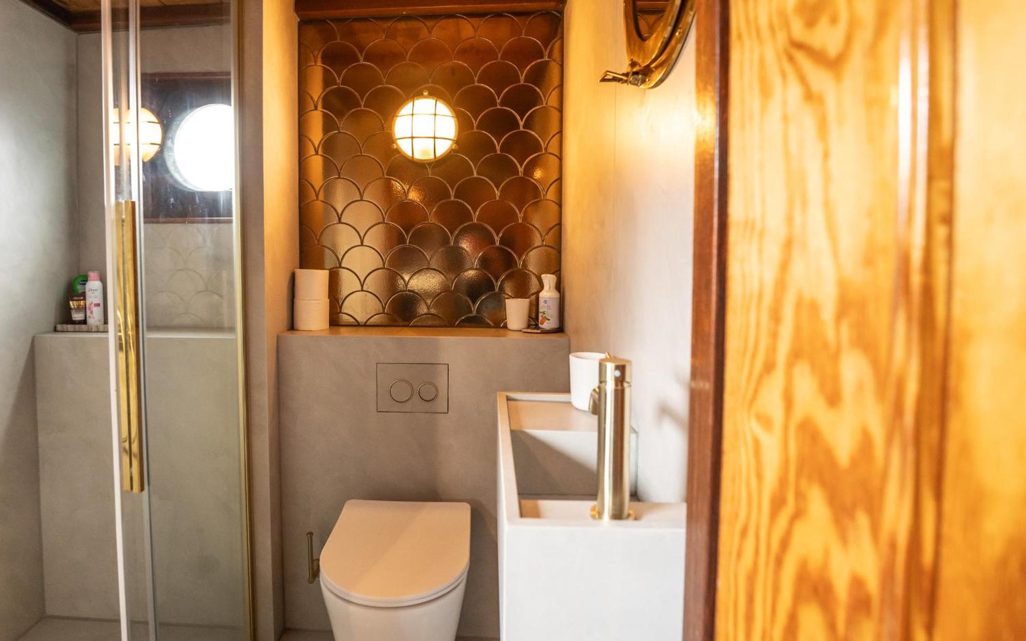 Houseboat-amsterdam-classic *
