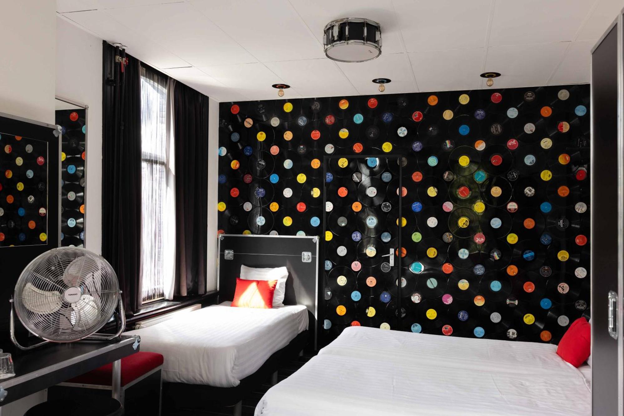 Backstage Hotel 2*