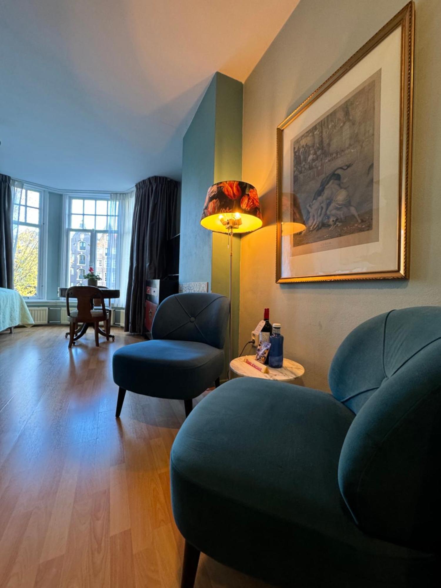 Bed & Breakfast Decor Canal House