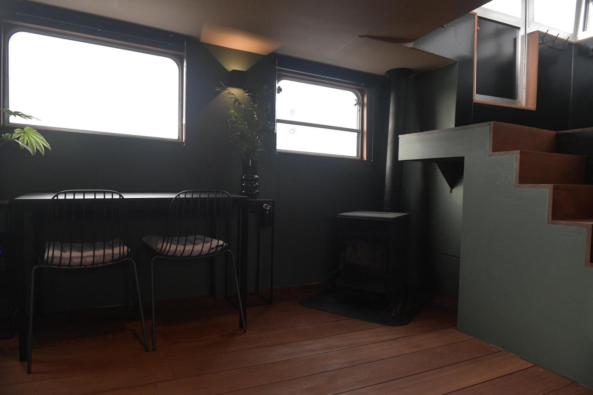 Bed & Breakfast Whole Wheelhouse Euphrate Houseboat Amsterdam