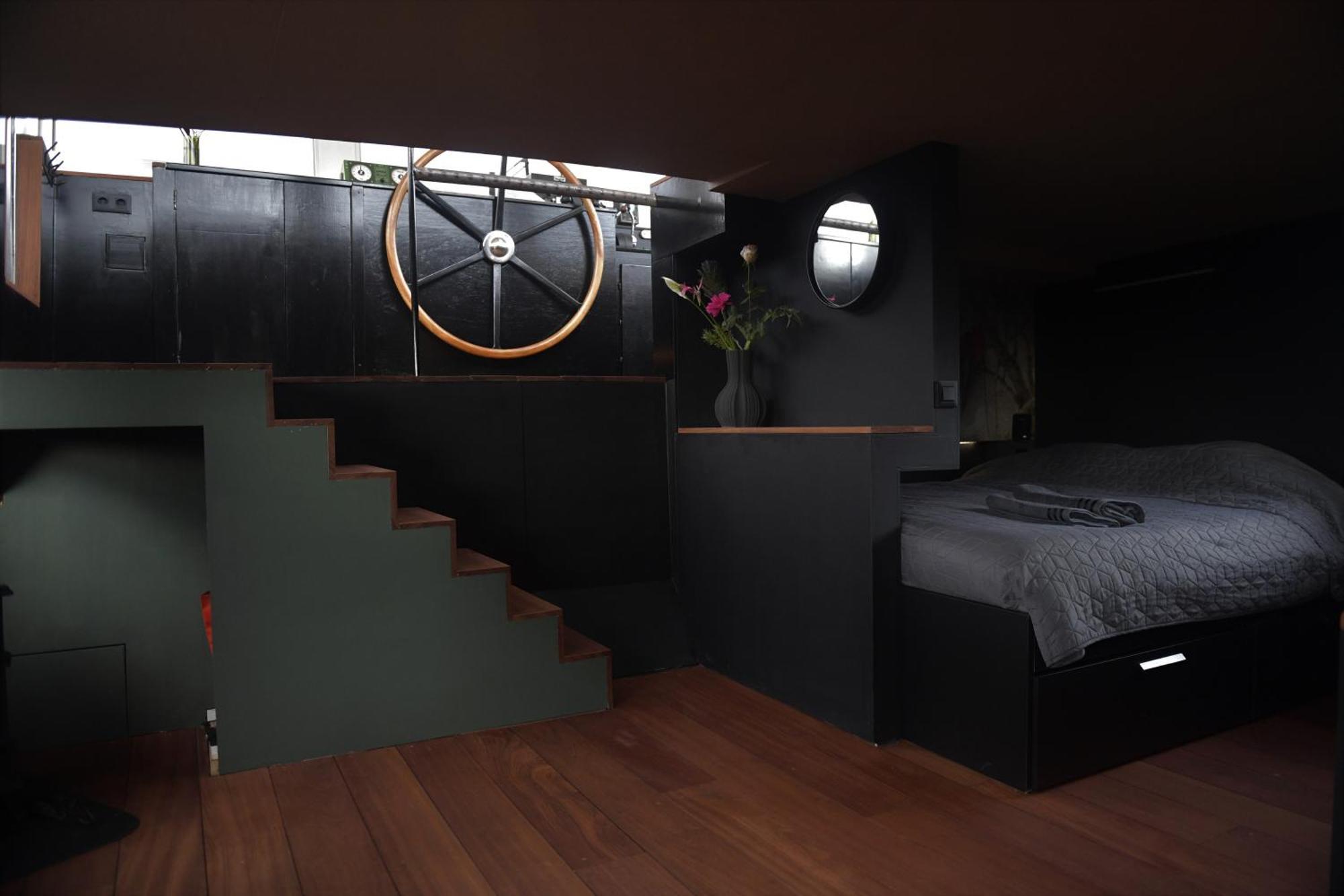 Whole Wheelhouse Euphrate Houseboat Bed & Breakfast Amsterdam