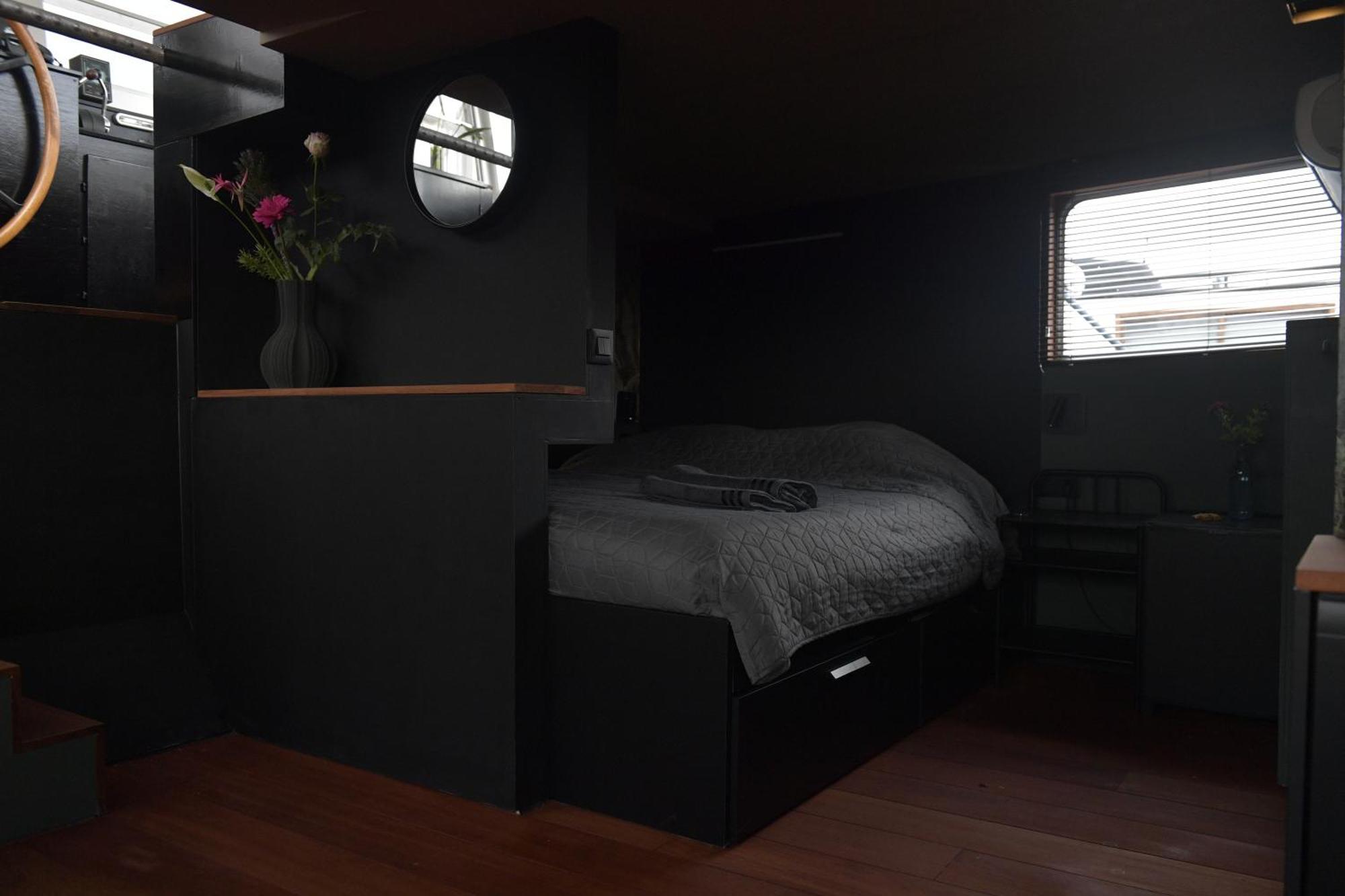 Whole Wheelhouse Euphrate Houseboat Bed & Breakfast