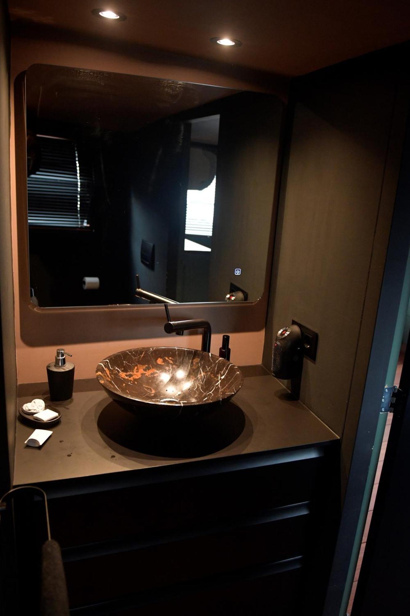 Bed & Breakfast Whole Wheelhouse Euphrate Houseboat