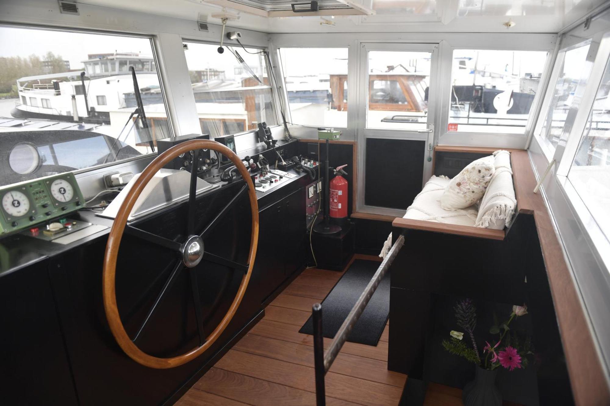 Whole Wheelhouse Euphrate Houseboat Bed & Breakfast