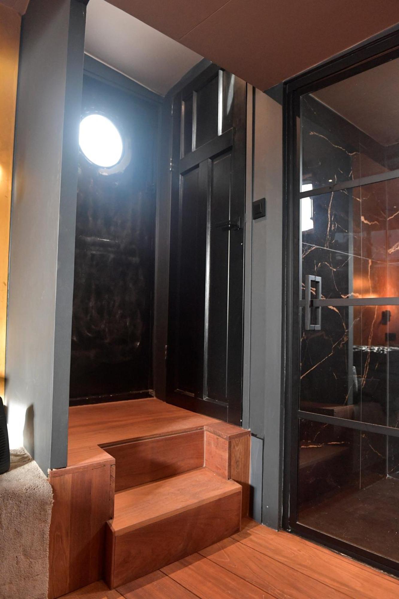 Whole Wheelhouse Euphrate Houseboat Bed & Breakfast Amsterdam