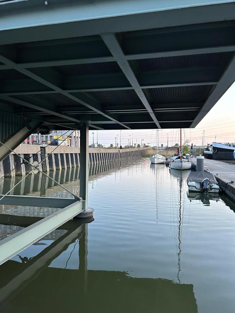 Bed & Breakfast Whole Wheelhouse Euphrate Houseboat *
