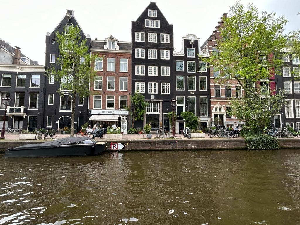 Whole Wheelhouse Euphrate Houseboat Bed & Breakfast Amsterdam