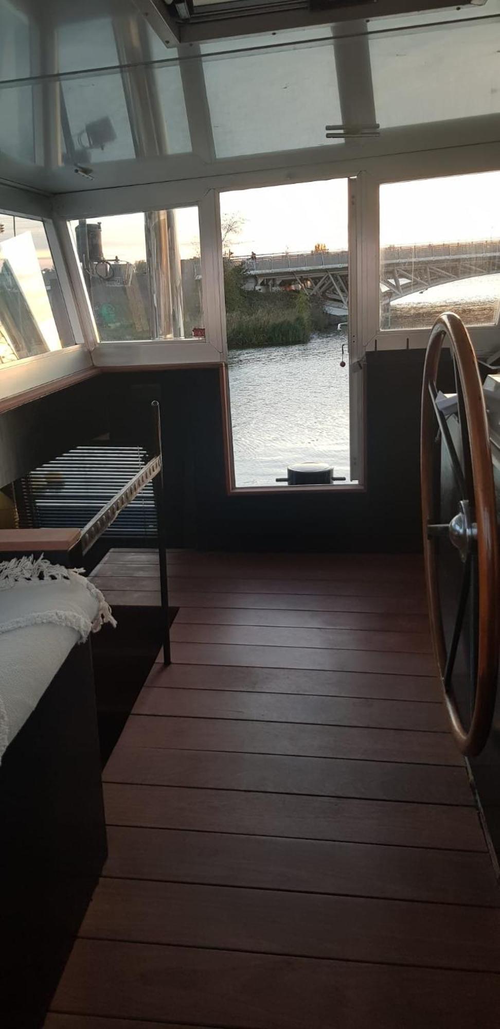 Bed & Breakfast Whole Wheelhouse Euphrate Houseboat *