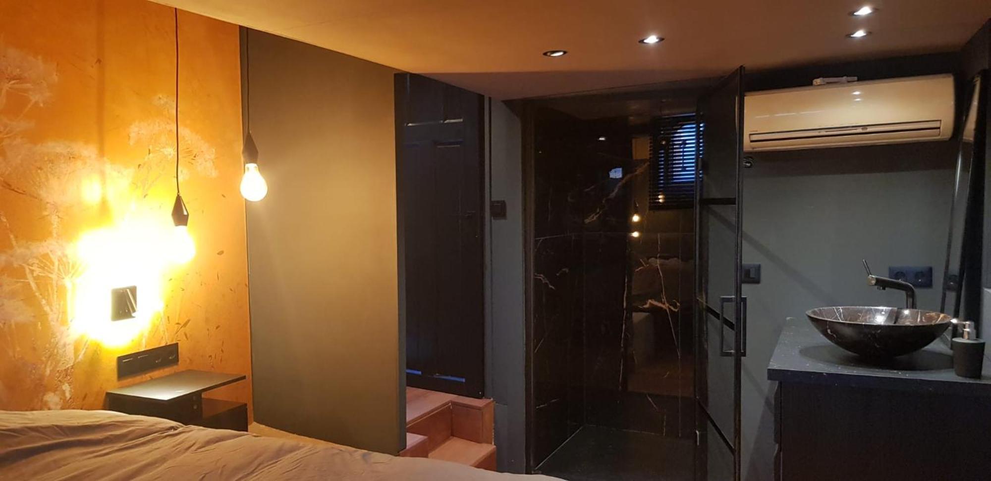 Bed & Breakfast Whole Wheelhouse Euphrate Houseboat Amsterdam