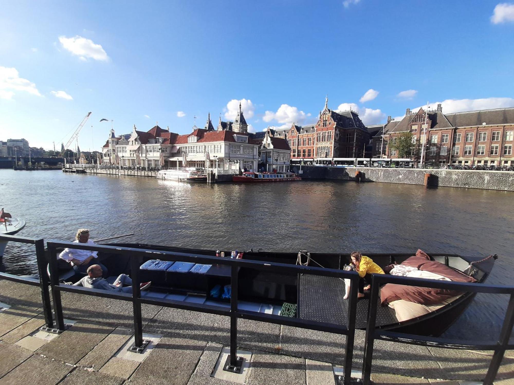 Bed & Breakfast Whole Wheelhouse Euphrate Houseboat Amsterdam