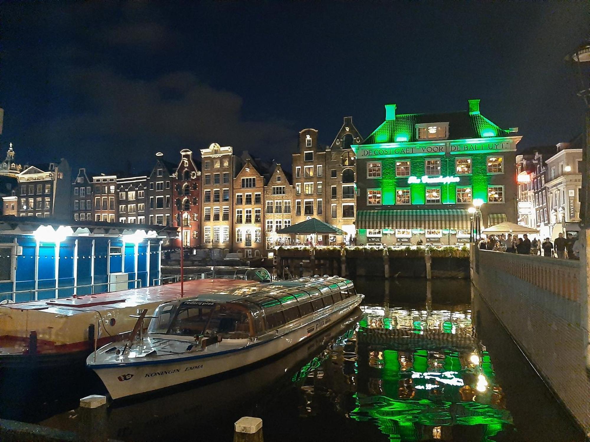 Whole Wheelhouse Euphrate Houseboat Bed & Breakfast Amsterdam