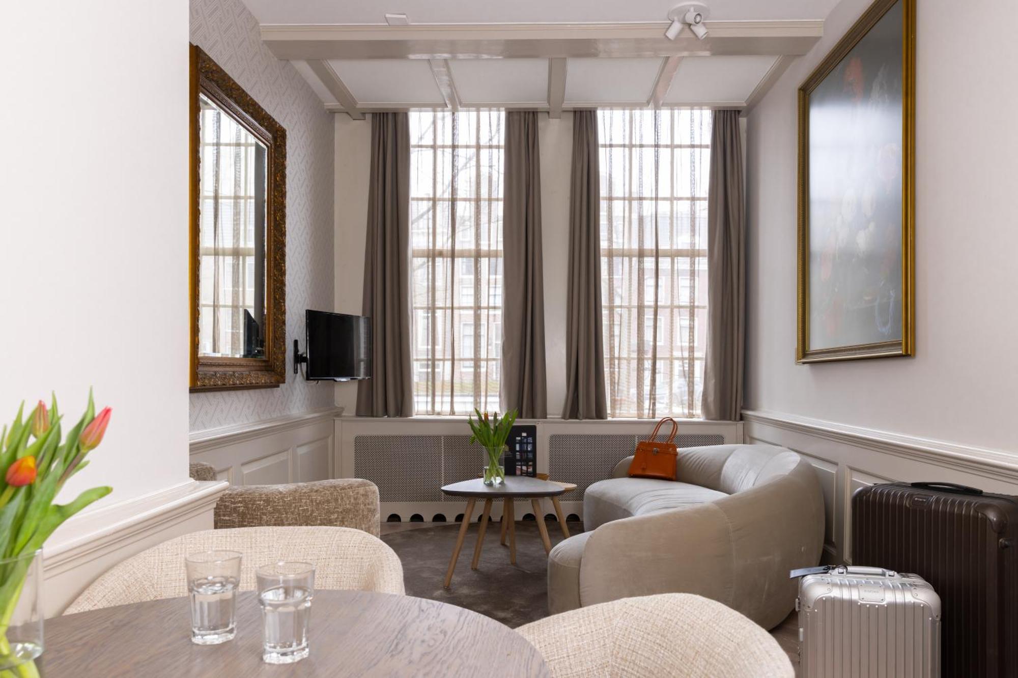 Canal Apartment *