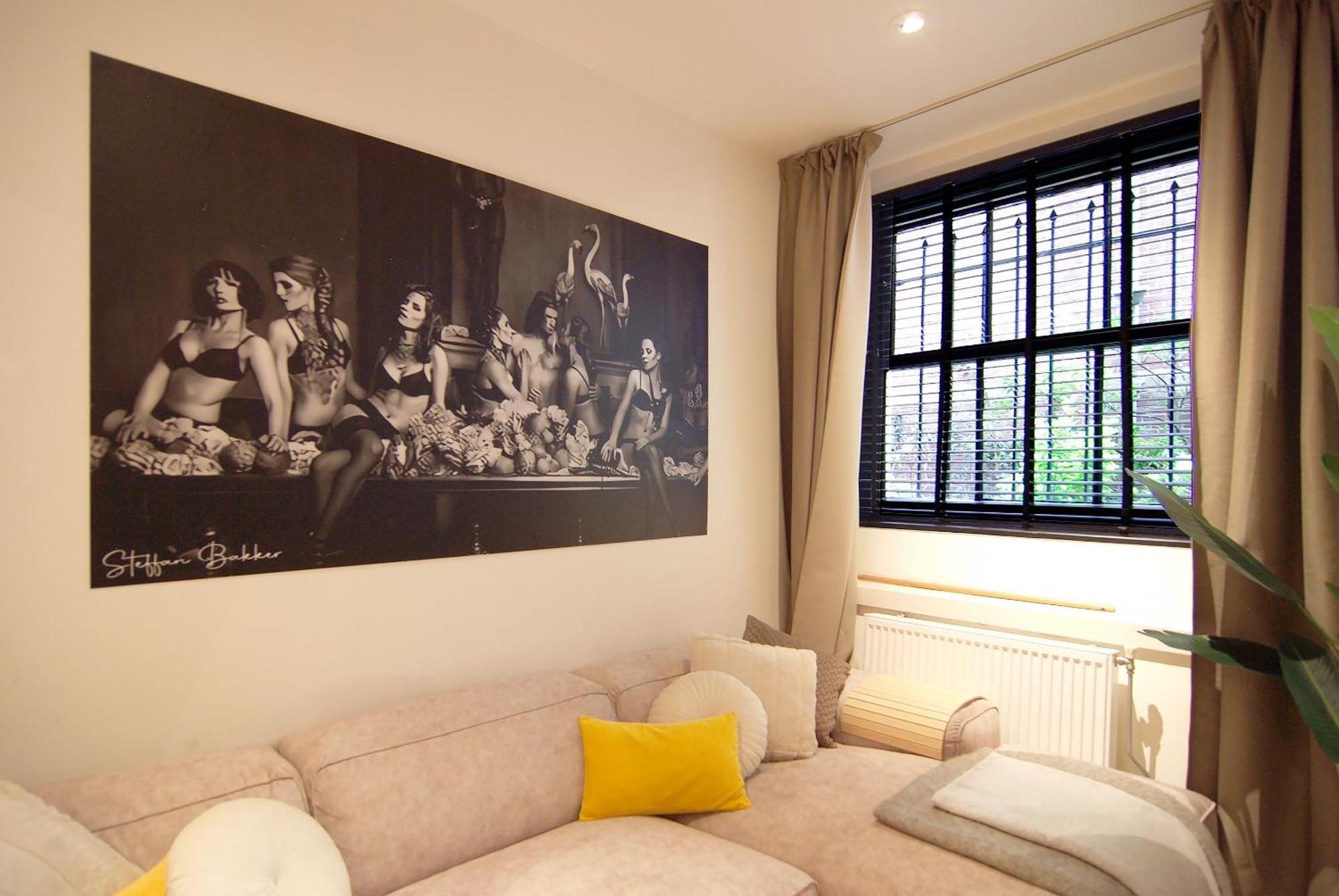 Apartment Stunning 2 Bedroom Apt. Heart Of The City!