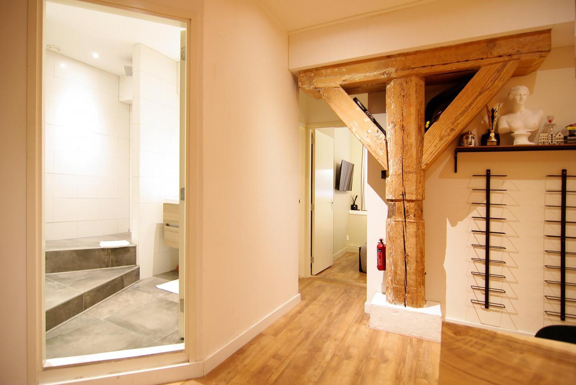 Apartment Stunning 2 Bedroom Apt. Heart Of The City!