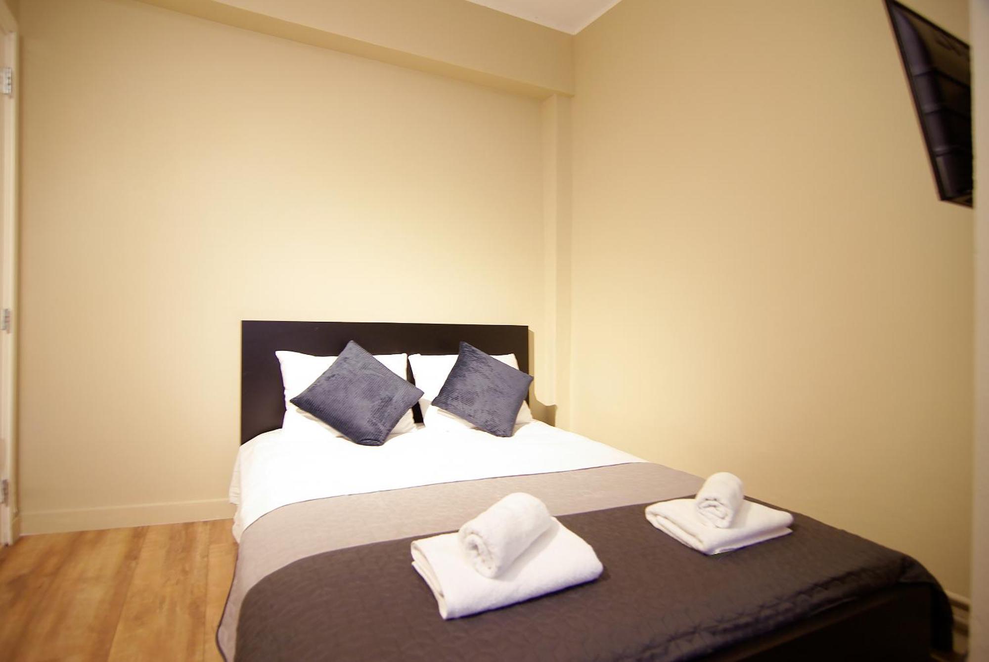 Stunning 2 Bedroom Apt. Heart Of The City! *