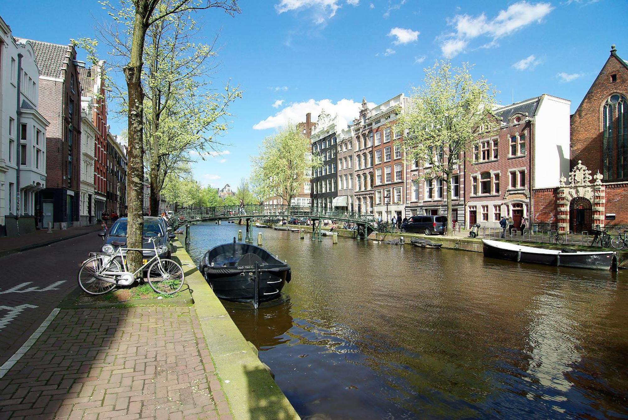 Stunning 2 Bedroom Apt. Heart Of The City! *