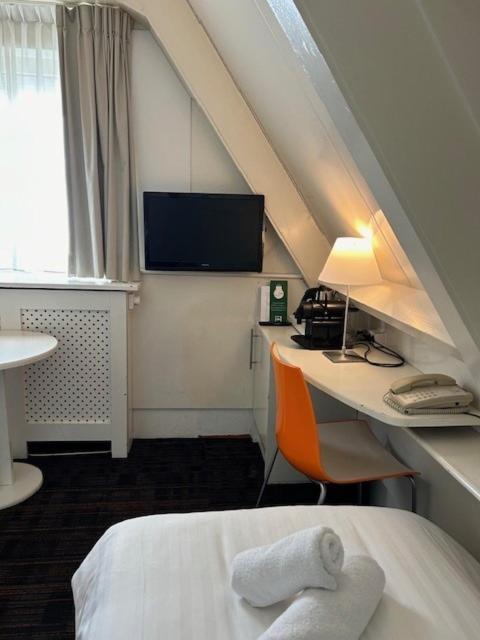 Multatuli Hotel 3*