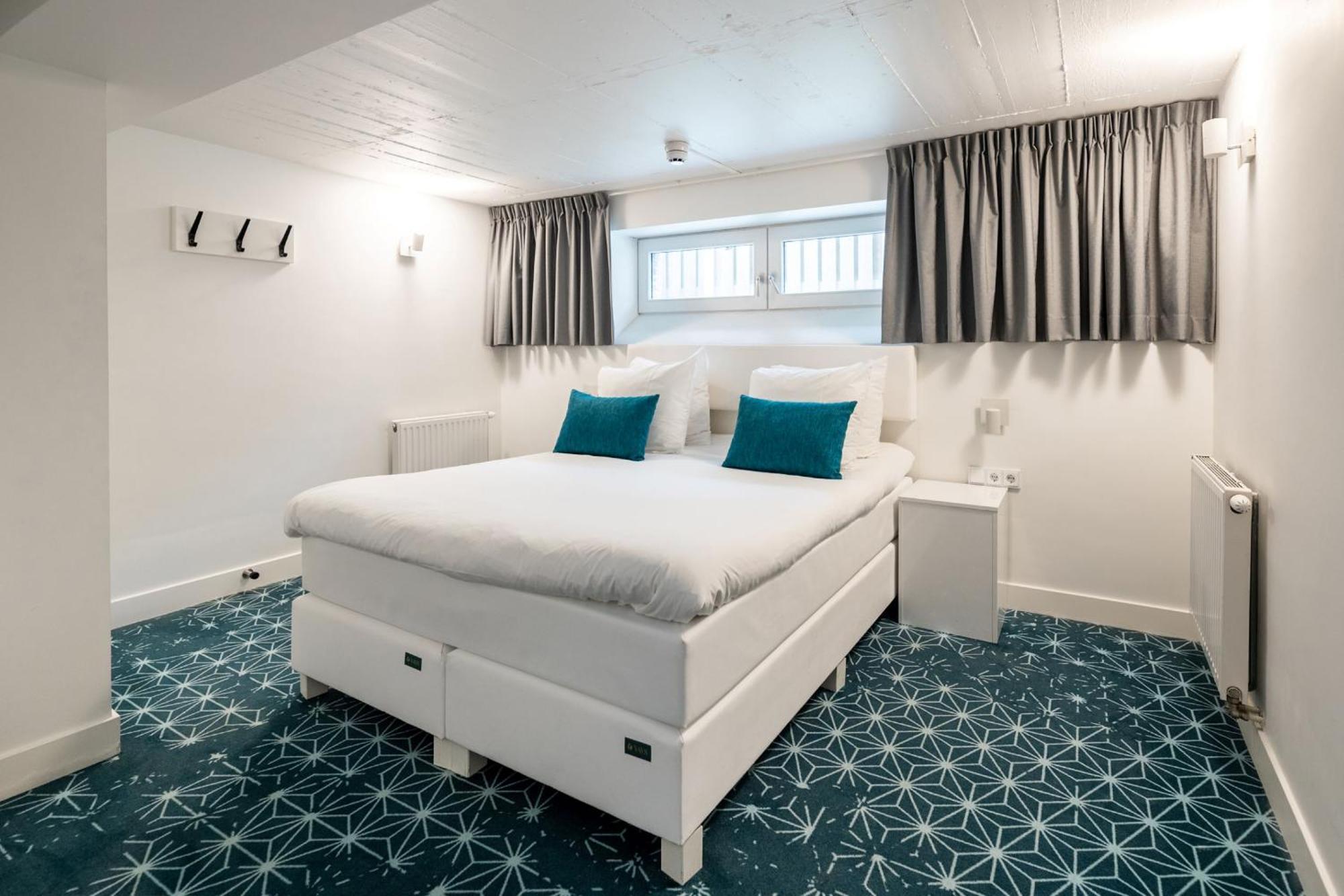 Yays Salthouse Canal Aparthotel 4*