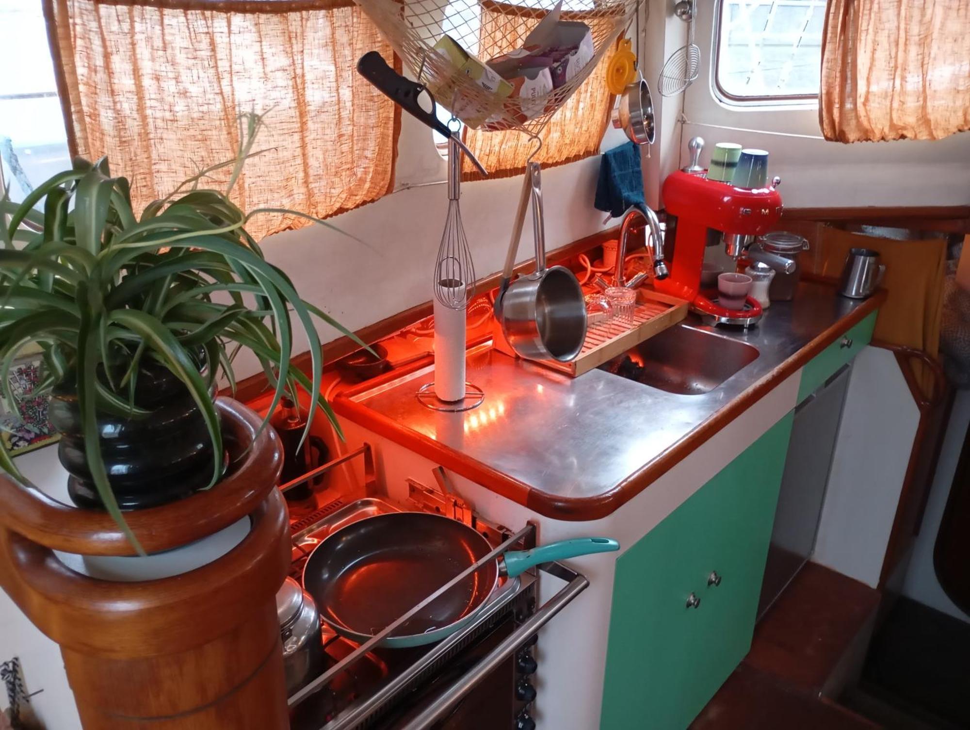 Botel Sailboat Retreat *