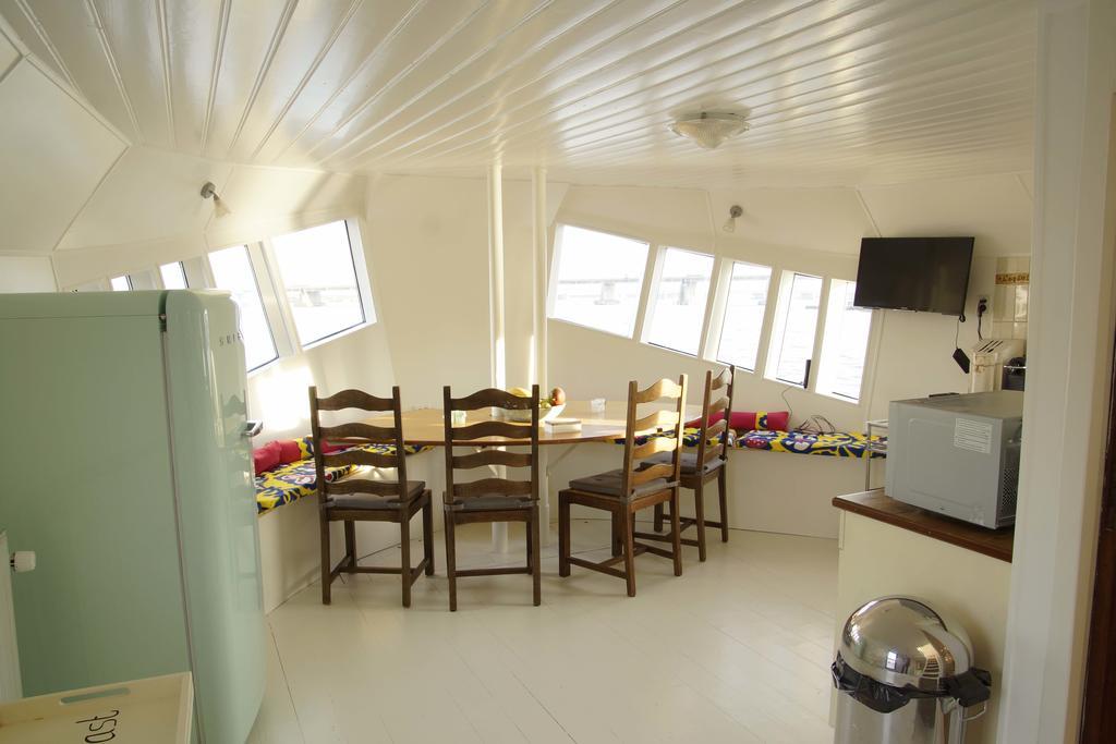 Botel The Island Houseboat Amsterdam