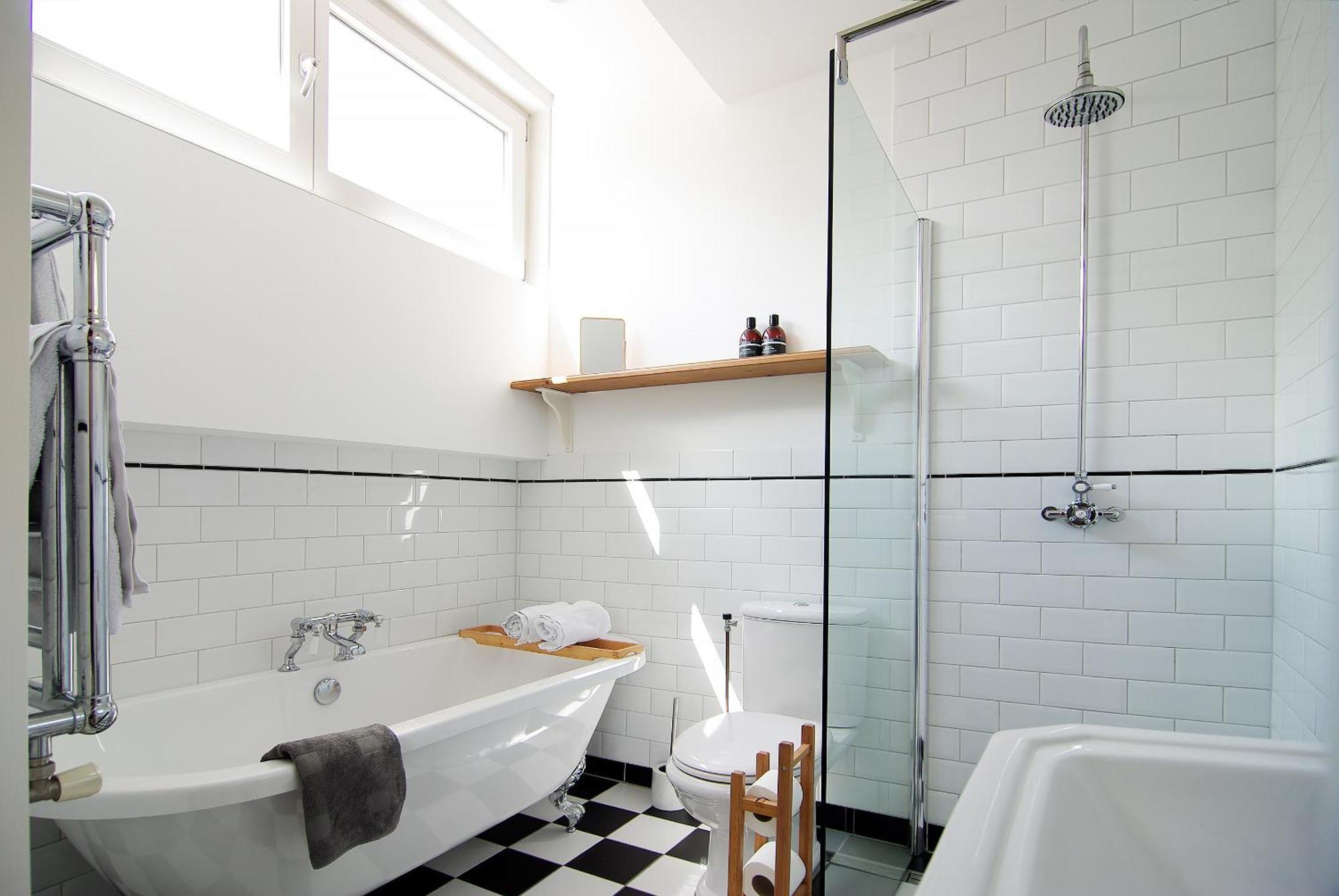 Tranquil Wooden House With Free Parking Homestay *