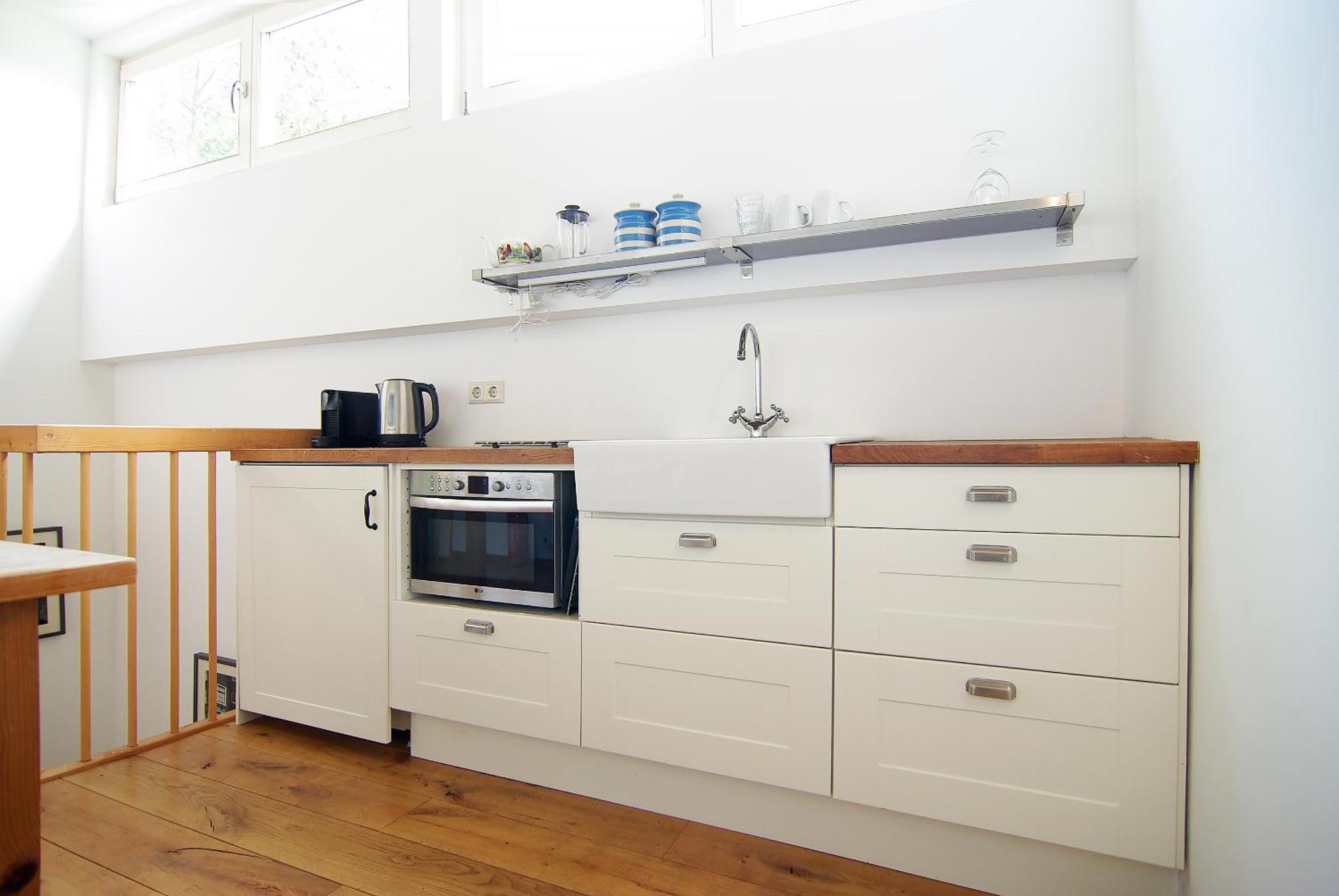 Tranquil Wooden House With Free Parking Homestay *