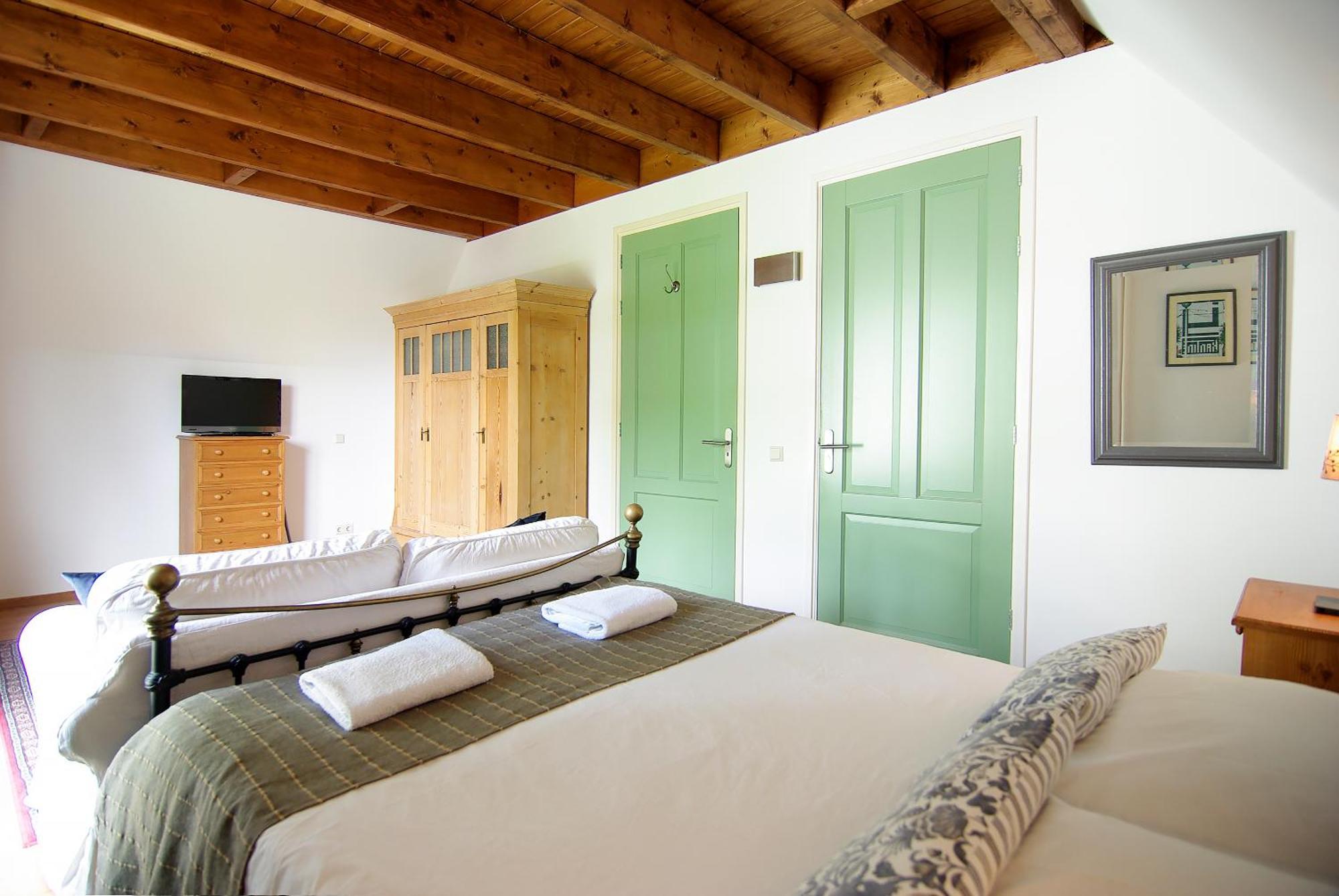 Tranquil Wooden House With Free Parking Homestay *