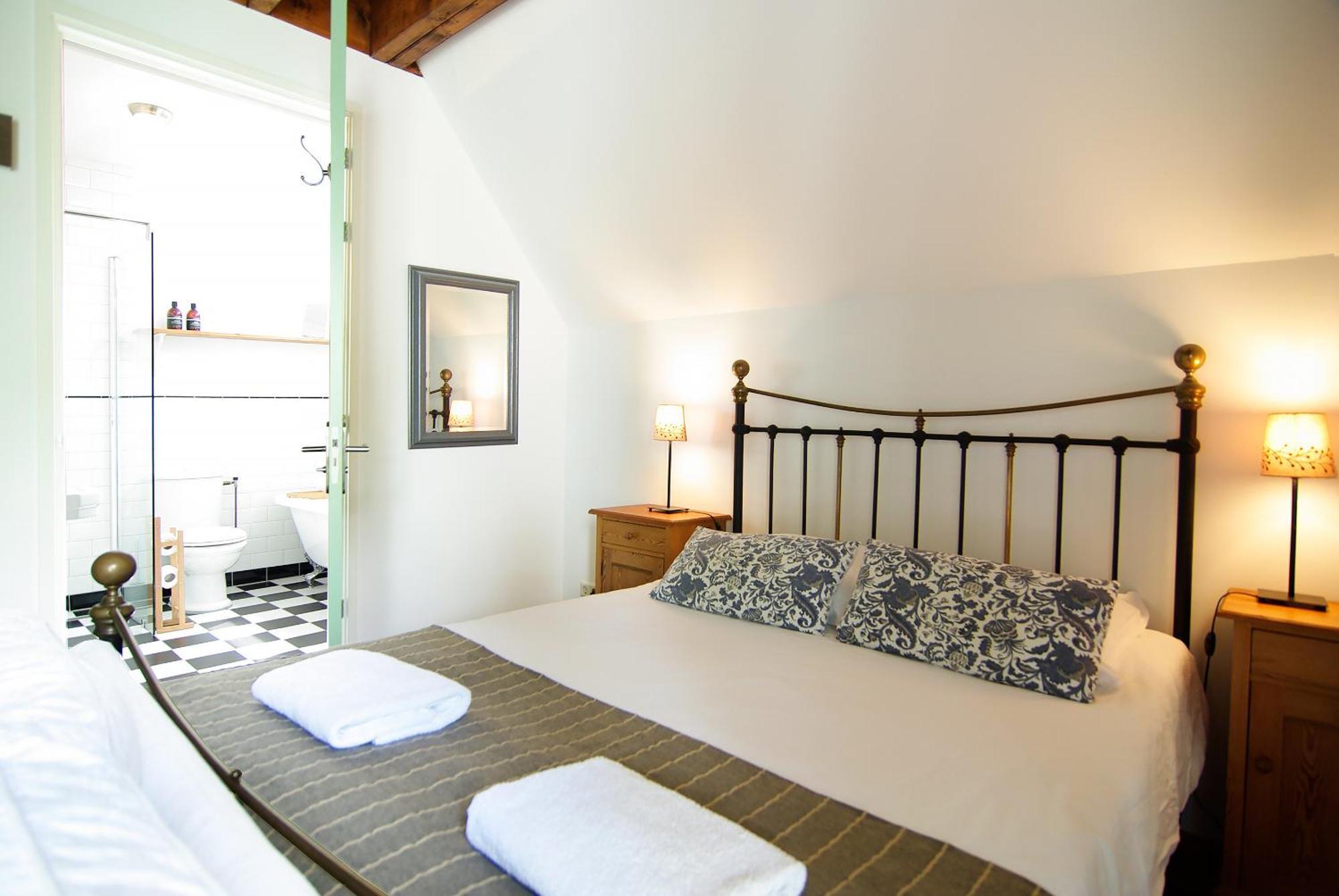 Tranquil Wooden House With Free Parking Homestay