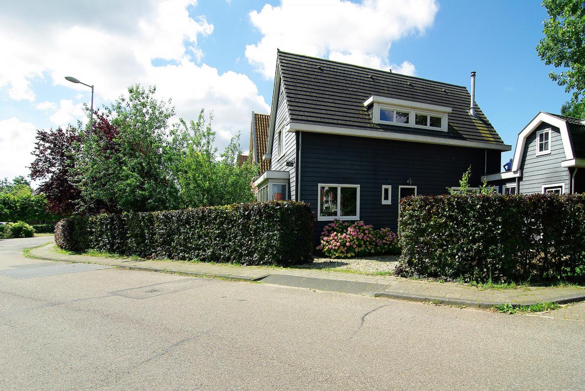 Tranquil Wooden House With Free Parking