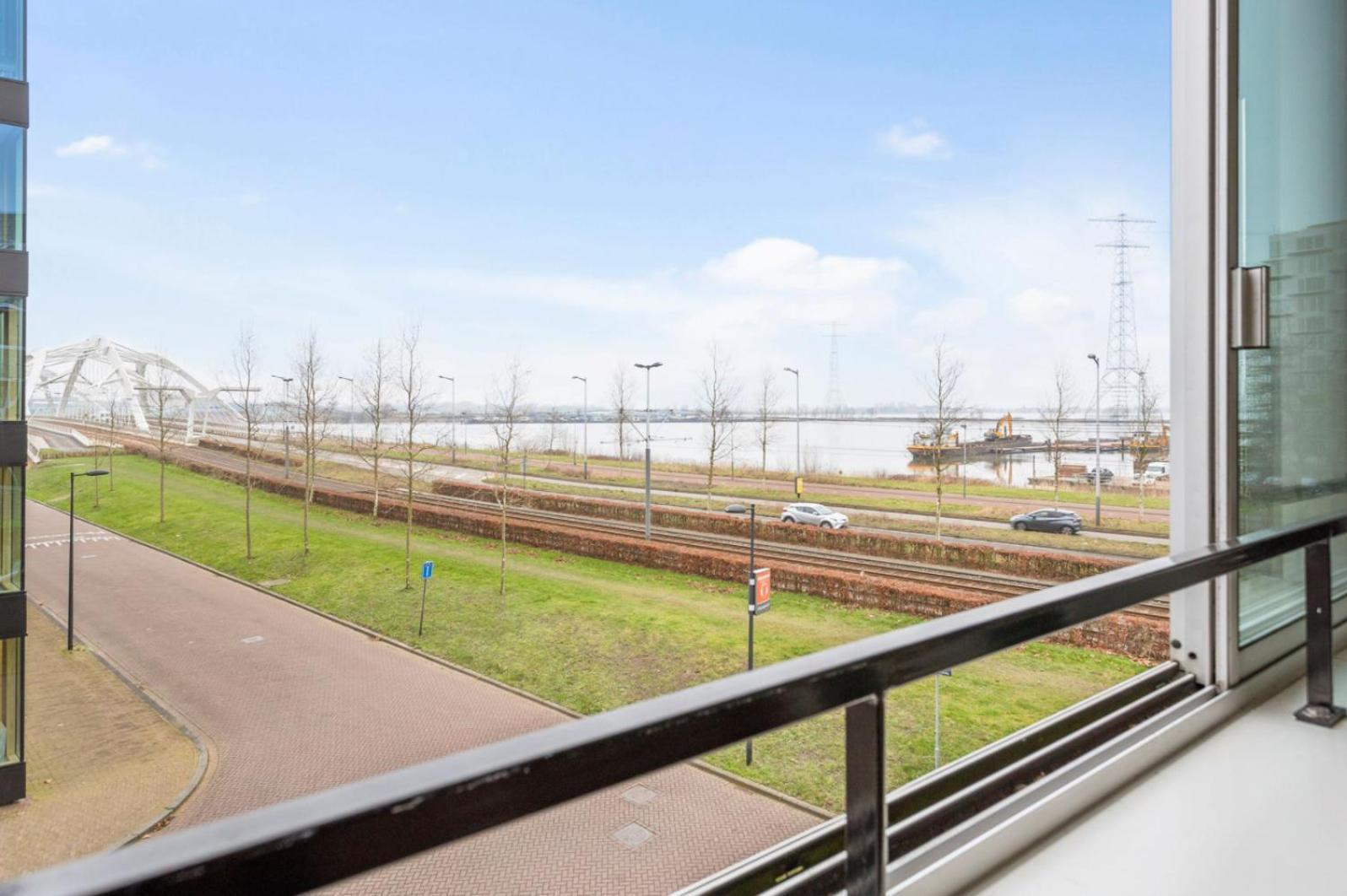Spacious 12 Min To Center By Tram Apartment