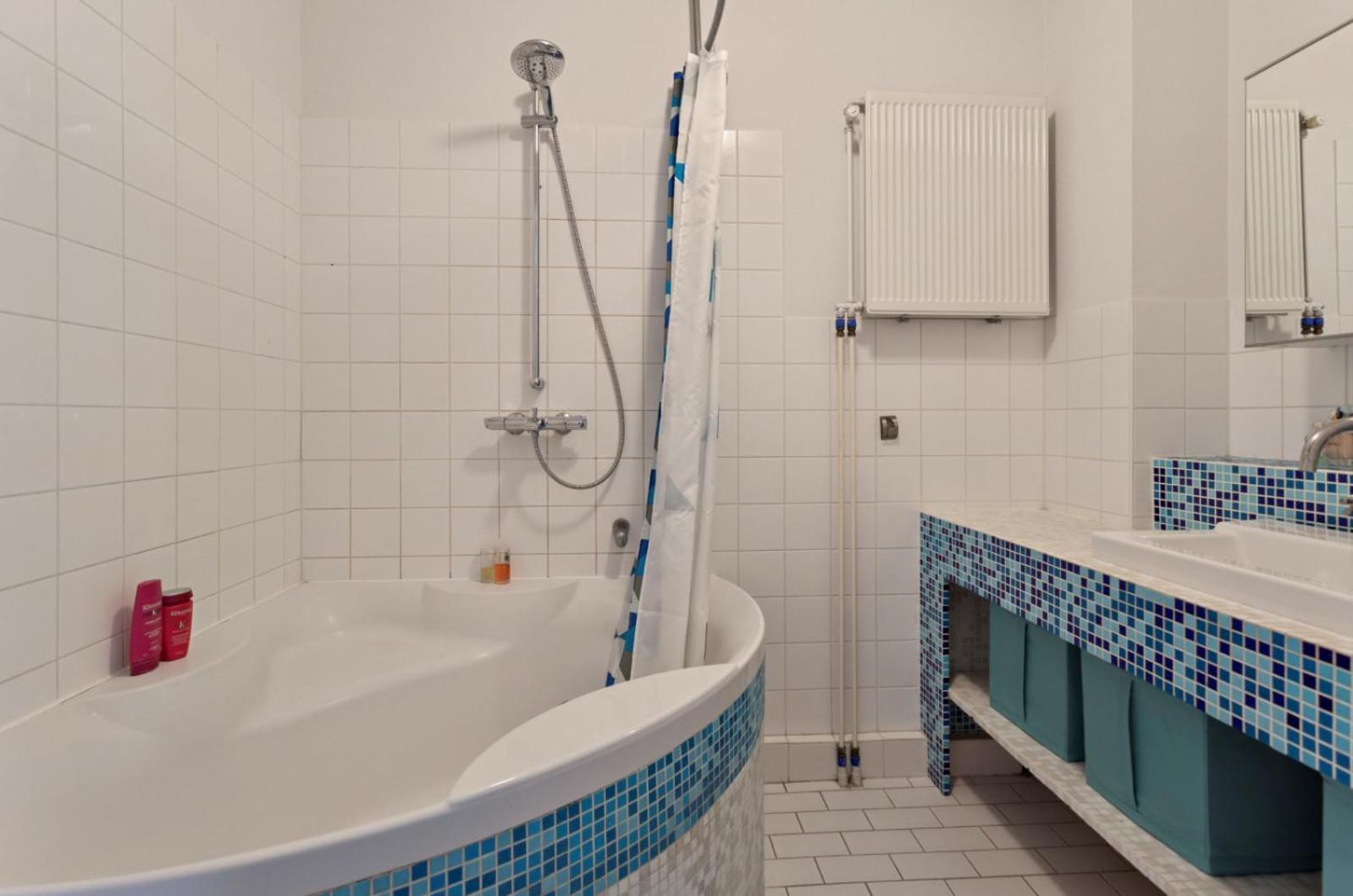 Spacious 12 Min To Center By Tram Apartment *